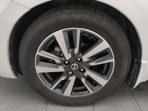 Used 2022 Nissan Versa SV w/ Trunk Package FWD image 31