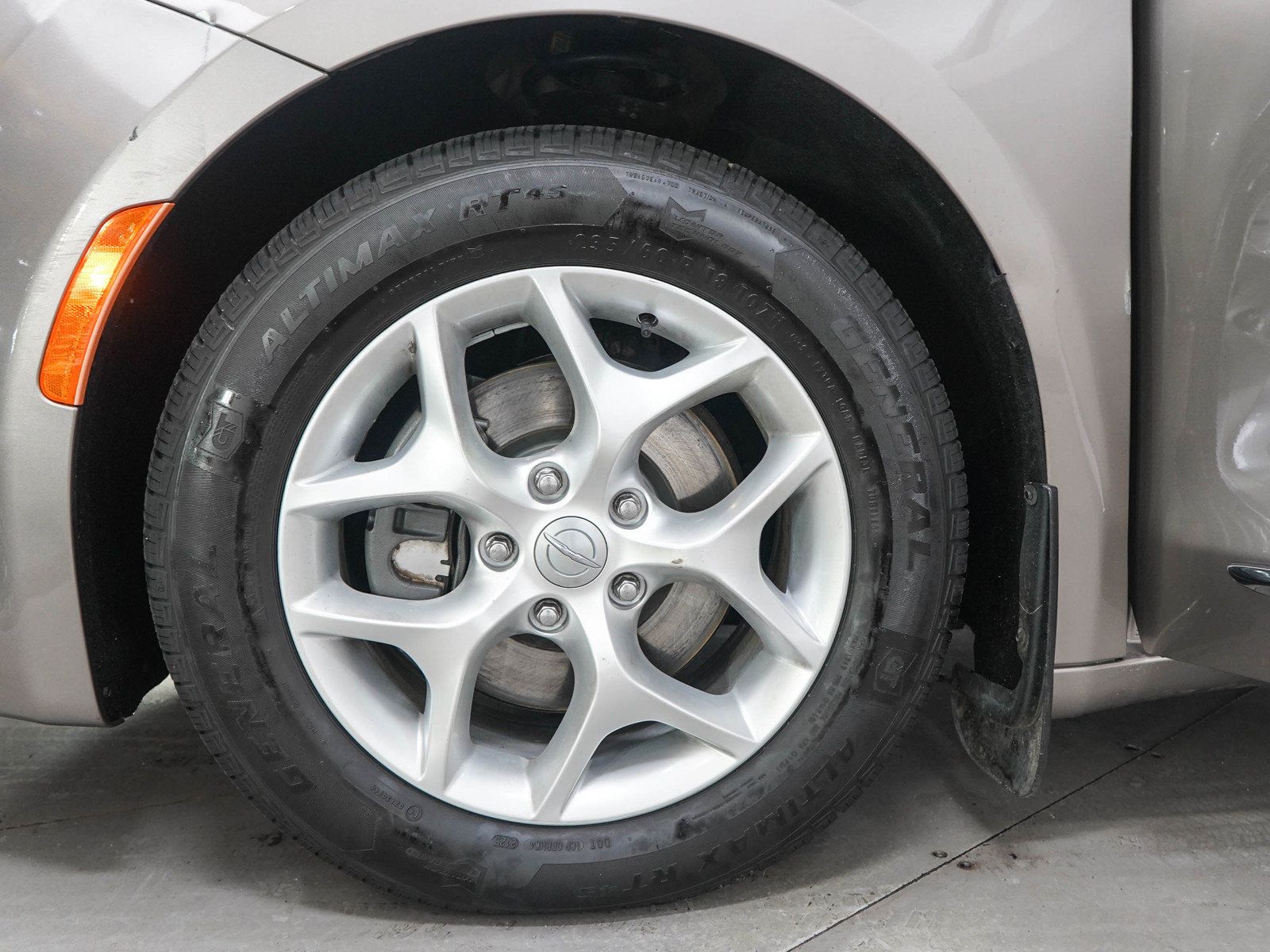 Used 2017 Chrysler Pacifica Touring-L w/ Tire & Wheel Group FWD image 29