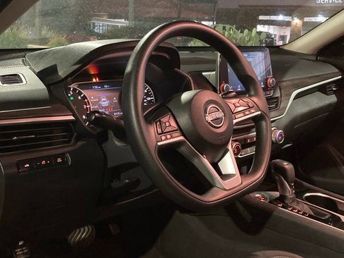 Used 2024 Nissan Altima 2.5 SV image 8