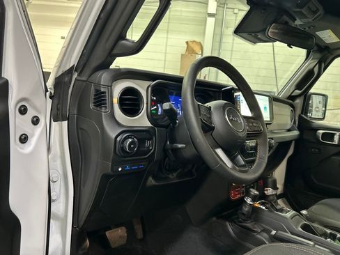 Used 2024 Jeep Wrangler Unlimited image 27