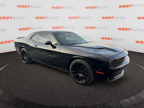 Used 2019 Dodge Challenger SXT w/ Blacktop Package image 7