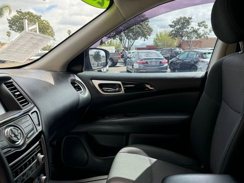 Used 2020 Nissan Pathfinder S image 12