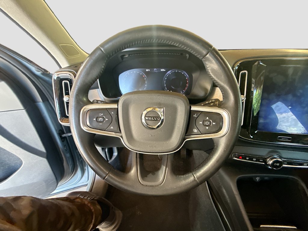 Used 2021 Volvo XC40 T5 Momentum w/ Protection Package Premier AWD/4WD image 12