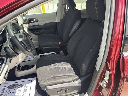 Used 2023 Chrysler Voyager LX FWD image 4
