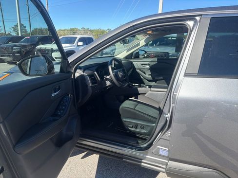 Certified 2025 Nissan Rogue SV image 12