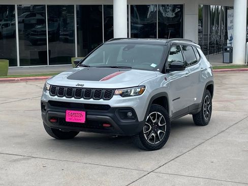 Used 2025 Jeep Compass Trailhawk AWD/4WD image 9