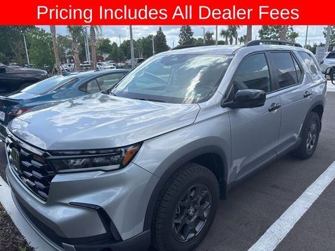 Used 2025 Honda Pilot TrailSport image 2