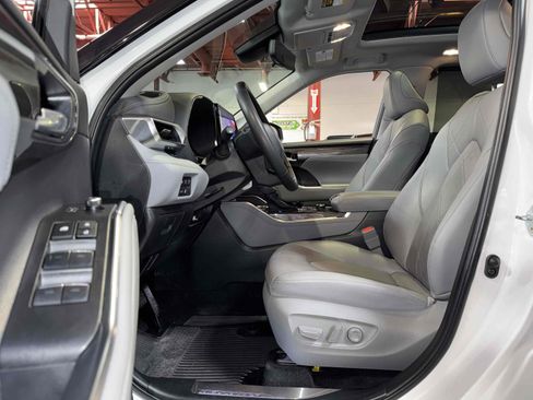 Used 2023 Toyota Highlander Platinum image 6