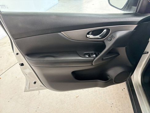 Used 2016 Nissan Rogue S FWD image 13