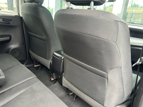 Used 2017 Toyota RAV4 LE AWD/4WD image 26