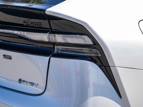 New 2026 Toyota Prius Plug-In Hybrid FWD image 10