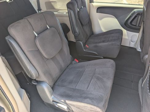 Used 2011 Chrysler Town & Country Touring FWD image 5