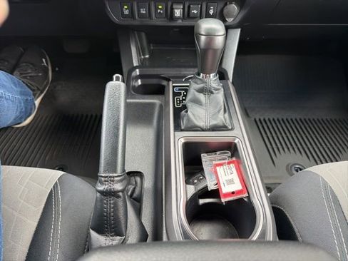 Used 2022 Toyota Tacoma TRD Off-Road w/ Technology Package AWD/4WD image 20