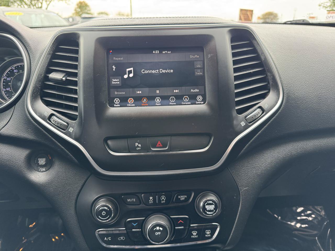 Used 2019 Jeep Cherokee Latitude Plus FWD image 4