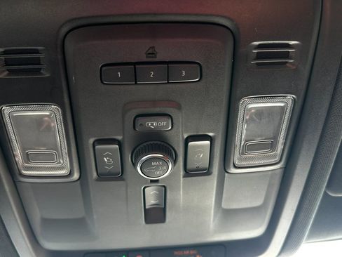 Used 2023 Chevrolet Suburban Premier image 37