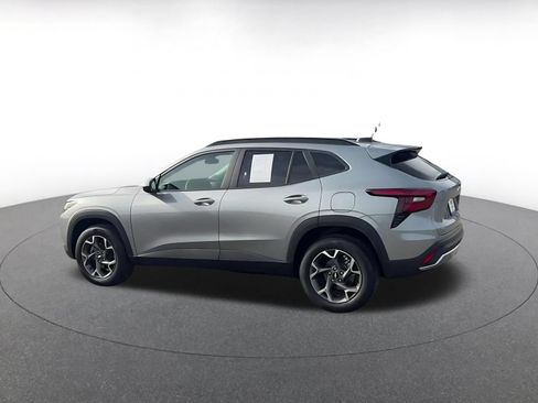 Used 2025 Chevrolet Trax LT FWD image 10