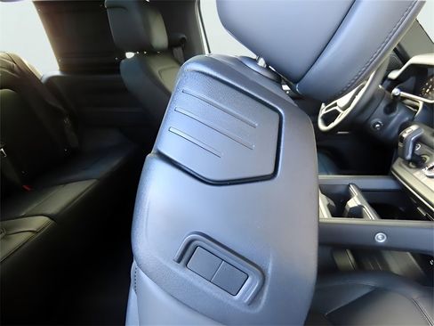 Used 2025 Land Rover Defender 90 S image 14