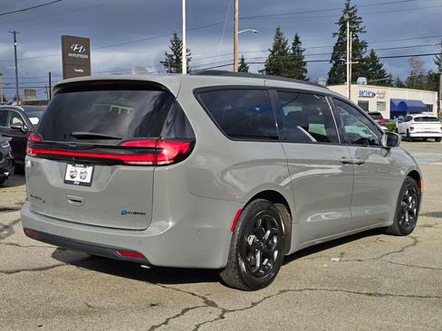 Used 2021 Chrysler Pacifica Touring-L w/ Uconnect Theater Family Group image 7