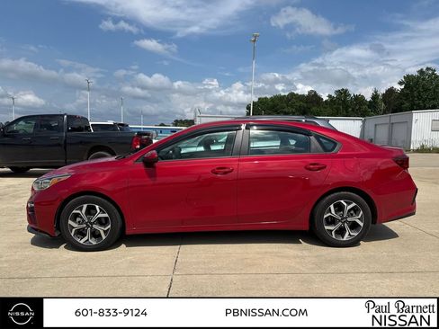 Used 2021 Kia Forte LXS FWD image 2