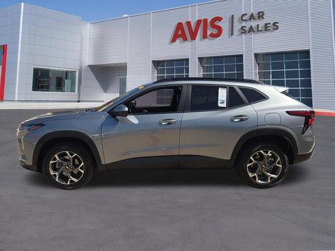Used 2025 Chevrolet Trax LT w/ LT Convenience Package FWD image 2