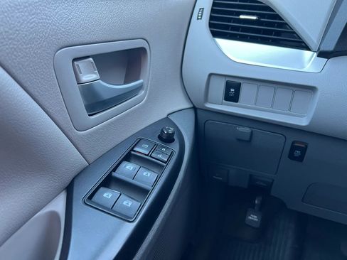 Used 2017 Toyota Sienna LE FWD image 20