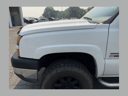 Used 2005 Chevrolet Silverado 2500 LT w/ Heavy-Duty Power Package AWD/4WD image 1