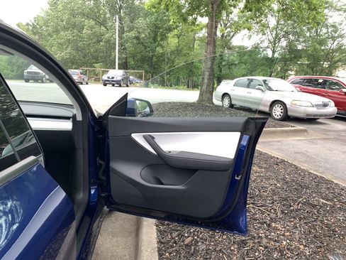 Used 2020 Tesla Model Y Long Range image 17