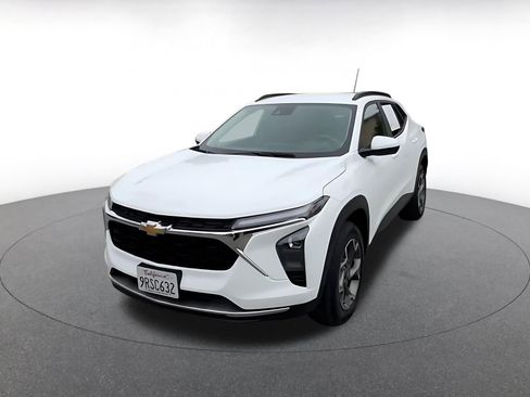 Used 2025 Chevrolet Trax LT image 7