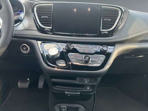 New 2026 Chrysler Pacifica Select image 11
