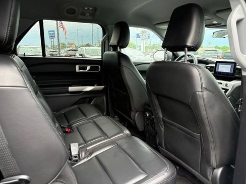 Used 2022 Ford Explorer XLT w/ Equipment Group 202A AWD/4WD image 14