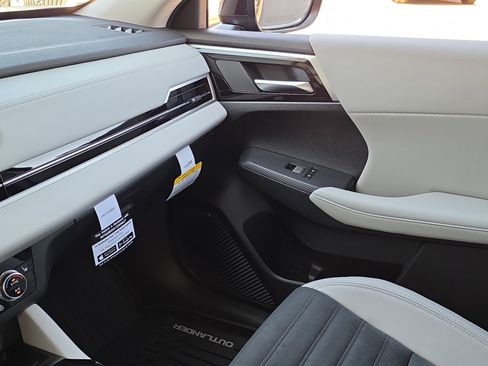 New 2026 Mitsubishi Outlander SE image 25