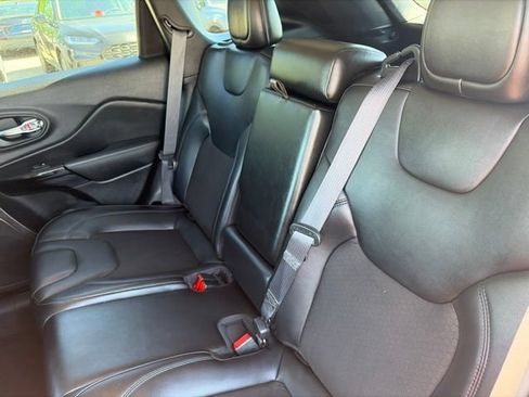 Used 2021 Jeep Cherokee Latitude Plus AWD/4WD image 13
