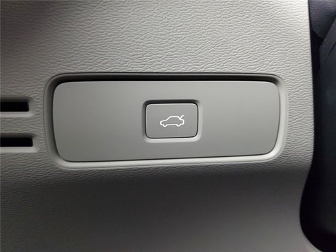 Certified 2026 Volvo XC40 B5 Plus AWD/4WD image 35