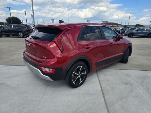 Used 2024 Kia Niro LX FWD image 3