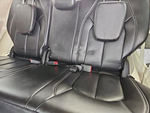 Used 2024 Chrysler Pacifica Touring-L image 18