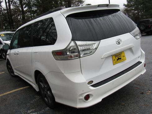 Used 2019 Toyota Sienna SE w/ SE Preferred Package FWD image 4