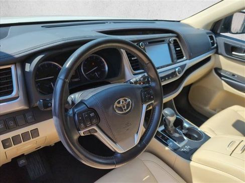 Used 2019 Toyota Highlander XLE FWD image 7