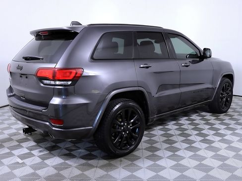 Used 2017 Jeep Grand Cherokee Altitude RWD image 7