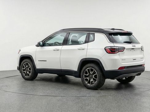 Used 2025 Jeep Compass Trailhawk image 6