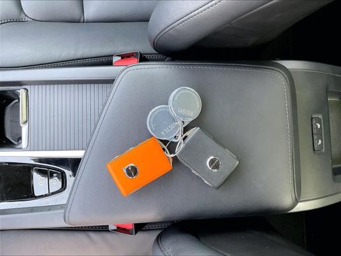 Used 2025 Volvo XC60 B5 Core image 14