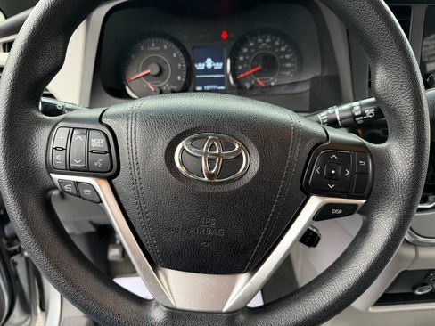 Used 2015 Toyota Sienna LE image 17