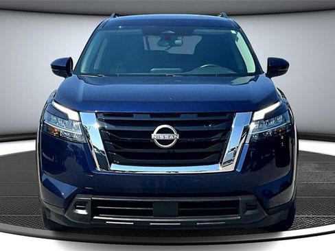 Used 2022 Nissan Pathfinder SV image 2