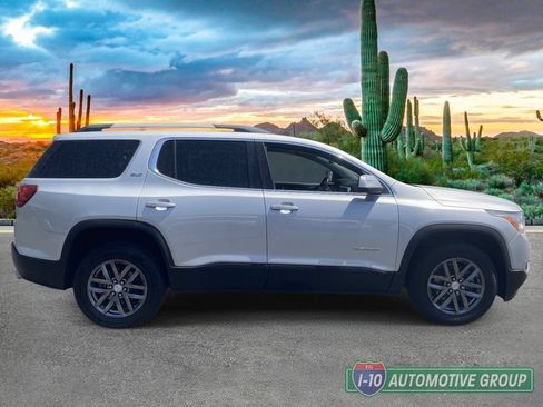 Used 2017 GMC Acadia SLT FWD image 2