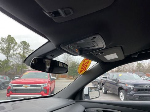 Used 2023 Chevrolet Traverse LT image 22