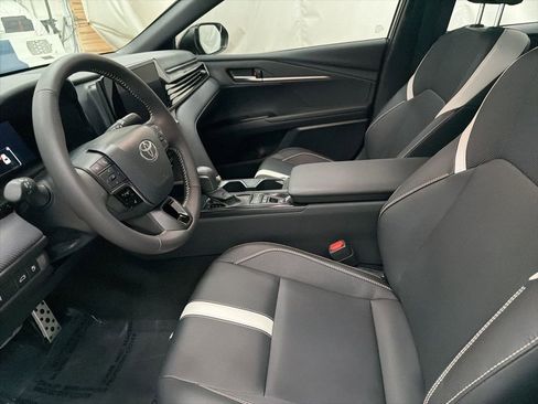 Used 2025 Toyota Camry SE image 12