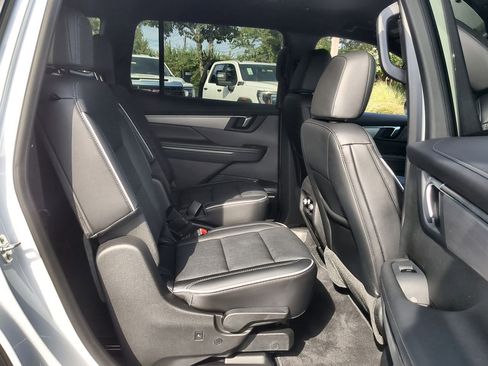 Used 2025 Buick Enclave Preferred w/ Power Package image 27