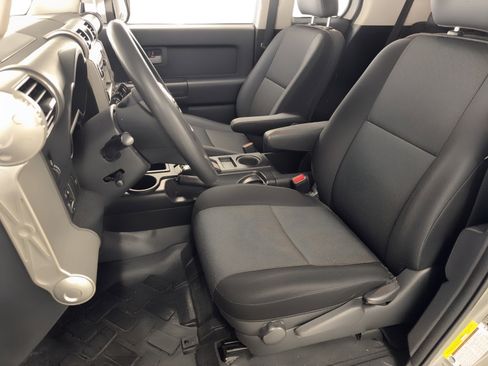 Used 2010 Toyota FJ Cruiser 2WD image 5