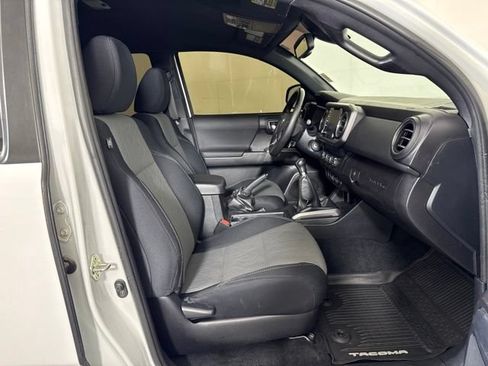 Used 2020 Toyota Tacoma TRD Off-Road w/ Blackout Package AWD/4WD image 4