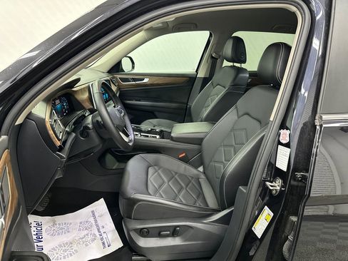 Used 2025 Volkswagen Atlas SE image 9