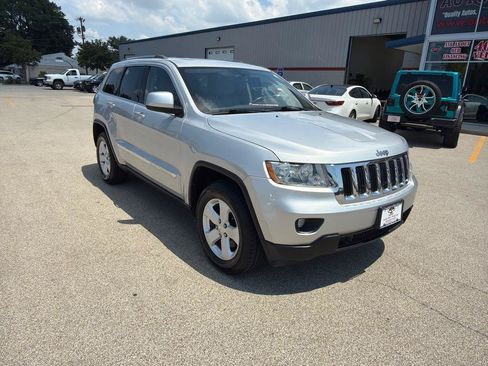 Used 2011 Jeep Grand Cherokee Laredo AWD/4WD image 2